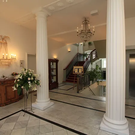 Prinzenpalais מלון 4*