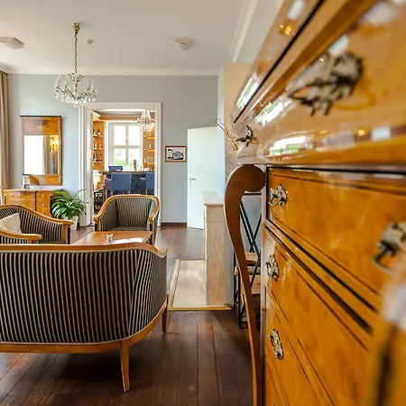 Prinzenpalais מלון 4*